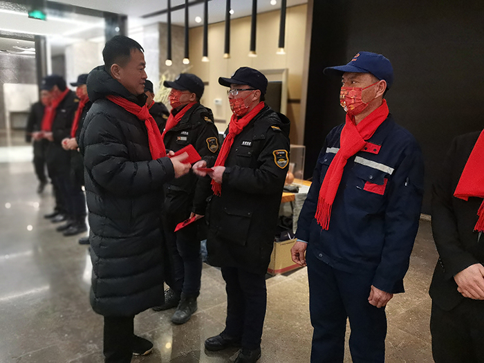 新春送祝福、温暖除夕夜——金泰物业管理团队除夕夜慰问一线员工(图6)