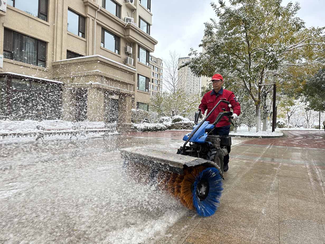 雪未停，身先行，金泰物业“浴雪”奋战(图2)